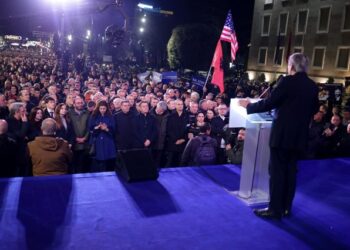 Bashkohuni me protestuesit, mos mbroni këta banditë –