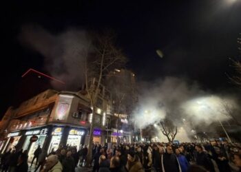 Tensionohet situata nga Parlamenti, Hidhen molotov, policia përgjigjet ashpër me ujë me piper –