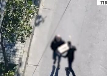 Arsenal armësh i fshehur në Tiranë, ishin sjellë nga Kosova, në pranga 4 persona –