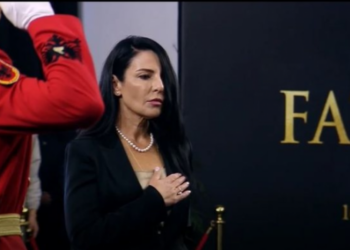 Xhoana Nano kapet “mat” ne Tirane pas vdekjes se Fatos Nanos. Dalin foto e video. Ja cfare po bente –