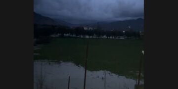 “Salillari” përmbyt në Bradasheshin, Emergjencat Civile e akuzojnë për bllokimin e kanaleve –