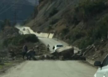 Bllokohet edhe Përmeti, u ndërtua nga “Salillari”, çahet asfalti i rrugës për në Skrapar –