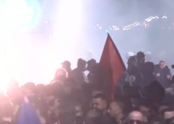 “Është me Agasin”/ Protesta zhvendoset te zyra e Prodës, përplasje me efektivët dhe gaz lotsjellës –