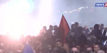 “Është me Agasin”/ Protesta zhvendoset te zyra e Prodës, përplasje me efektivët dhe gaz lotsjellës –
