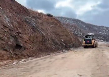 Sërish probleme në aksin “e florinjtë” Qukës–Qafë Plloçë, rruga bllokohet pas rrëshqitjes së dherave dhe gurëve –