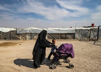 Kur vdes burri, gruaja martohet me një ushtar –