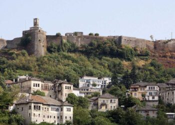 Gjirokastër/ Absurdi me shitjen e biletave, turistët duhet të paguajnë dy herë hyrjen në kala –