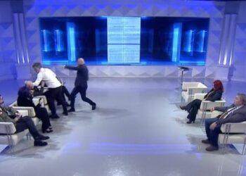 VIDEO/ Përplasje fizike live në Opinion, Berat Buzhala godet Albatros Rexhajn –