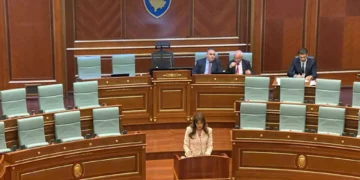 Albulena Haxhiu merr drejtimin e Kuvendit, mesazh uniteti në fjalën e parë –