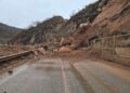 Aksi Librazhd-Prrenjas bllokohet nga rrëshqitja masive e gurëve në “Kthesat e Dragostunjës “, kompania mungon në terreni –