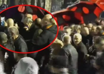 Tensione në Tiranë/ Berisha shfaqet me maskë kundragaz, nis lëvizja drejt Parlamentit –