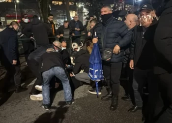 Me maskë kundra-gaz, Berisha ndjek nga afër përplasjet me policinë, një protestues dërgohet në spital –