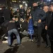 Me maskë kundra-gaz, Berisha ndjek nga afër përplasjet me policinë, një protestues dërgohet në spital –