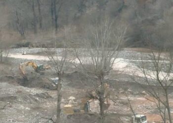 Rruga Librazhd-Prrenjas e bllokuar nga shembja, fadromat e Artan Sakos gërryejnë Shkumbinin –