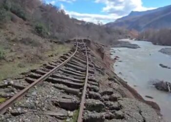 Ç’po ndodh në Librazhd? Shkatërrohet edhe traseja e hekurudhës –