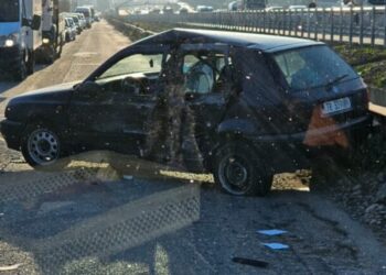 Aksident në Kashar/ Furgoni përplaset me makinën, një i plagosur dërgohet urgjent për në spital –