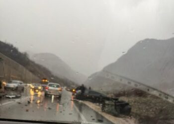 Aksident i rëndë në Rrugën e Arbrit, kamioni përplaset me makinën dhe e ndan më dysh –