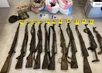 Sekuestrohen arsenal armësh zjarri dhe municioni luftarak në Shkodër, arrestohen dy të rinjtë (Emra) –