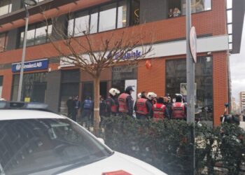 Grabitet me armë një bankë në Tiranë, detajet e para –