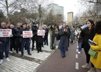 Banorët e Durrësit dhe Rrjollit kundërshtojnë para Kuvendit projektet TID dhe resortin –