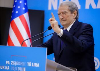 Kompania 2T e Sakos vodhi 300 mln euro dhe i ndau me Ramën –