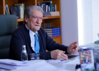 U futën molotovë tek çanta e shkollës dhe i arrestuan më pas –