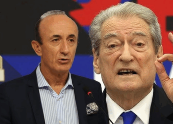 Kreu tradhti të lartë duke kapur flamurin e zi të Ramës –