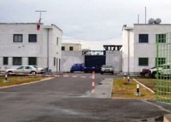 Vendimi/ 700 euro për një leje, 3 vite burg i kthehen në shërbim prove ish-zyrtarit të burgut –