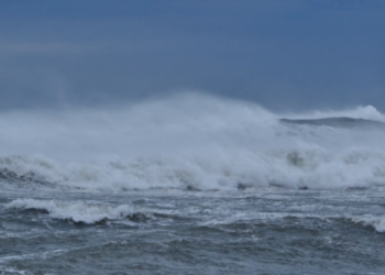 Dallgë deri në 6.5 metra! Ndalohet lundrimi për mjetet e vogla në Vlorë –