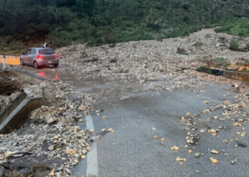 Rrëshqitja e dherave bllokon rrugën në fshatin Shën Vasil të Himarës –