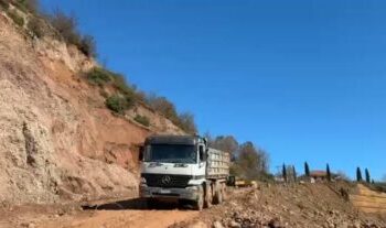 Pesë ditë në izolim/ Përfundon devijimi i Shkumbinit, nuk dihet kur do të nisin punimet për rrugën –