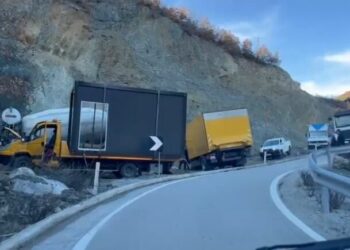 Shërbente si devijimi trafiku/ Kaos në Moglicë–Gramsh, dy kamionë bllokojnë qarkullimin –