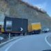 Shërbente si devijimi trafiku/ Kaos në Moglicë–Gramsh, dy kamionë bllokojnë qarkullimin –