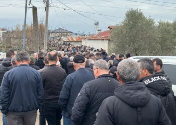 “Na u shua dera e shtëpisë…”, familja dhe të afërm përcjellin mes lotësh 4 viktimat e familjes Kola –