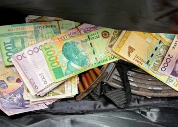 Pamje nga arrestimi/ Hyri në bankë i armatosur, shkoi te arka dhe mori 20 milionë lekë –