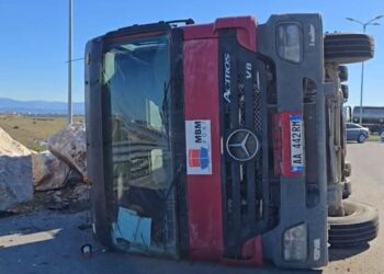 Përmbyset në zonën e Porto Romanos kamioni i ngarkuar me gurë –
