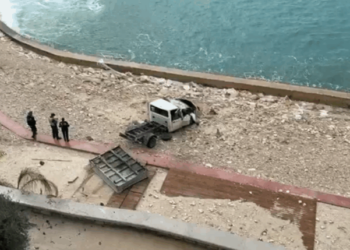 Kamioni del nga rruga dhe përfundon në bregdetin e Vlorës, drejtuesi në gjendje të rëndë –