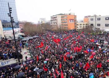 ‘Drejtësi jo politikë’/ Mijëra qytetarë në Prishtinë në mbështetjë të UÇK-së, mesazh Hagës në ditën e pavarësisë –