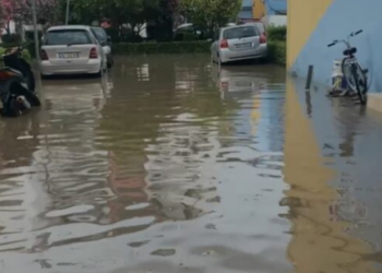 Reshjet e shiut përmbysin Lezhën, probleme me energjinë elektrike në disa zona –