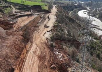 12 pacientë me dializë bllokohen në rrugën Hotolisht–Dragostunjë, shembja e aksit u rrezikon jetën –