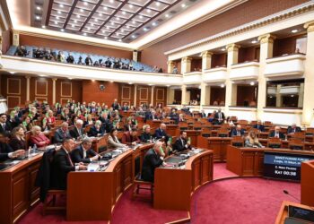 Seancë maratonë prej 18 orësh/ Rrëzohen 6 nismat e opozitës, për statusin e minatorit, arsimin dhe… –