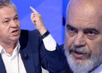 Ata që të kundërshtojnë i cilëson si armiq të partisë, sikurse të parët e tu bastardë! –