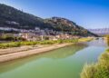 Dyshohet se u vetëmbyt në lumin Osum, nxirret trupi i pajetë i 58-vjeçares në Berat –