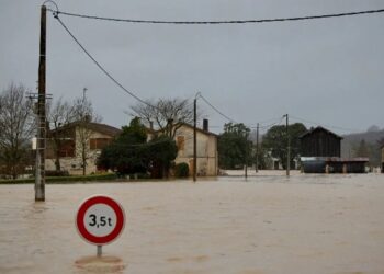 Franca në alarm të plotë për përmbytje, stuhitë vdekjeprurëse godasin Spanjën –