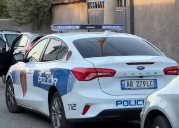 I riu përplas qëllimisht me makinë çiftin e bashkëshortëve, shpallet në kërkim –