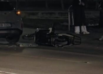 Makina përplas motorin në Lungomare, një i plagosur –