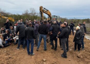 Banorët e Rrjollit në Velipojë vazhdojnë protestën kundër resortit të Bashkim Ulajt në pronat tyre –