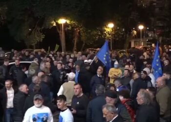 (VIDEO) Qytetarë dhe mbështetës të PD mblidhen para Kryeministrisë, policia ngre dronë –