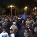 (VIDEO) Qytetarë dhe mbështetës të PD mblidhen para Kryeministrisë, policia ngre dronë –