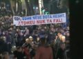 “Edi, edhe nëse bota hesht, Atdheu nuk ta fal!” Banderola në protestën e PD, kërkohet largimi i Ramës dhe Ballukut –